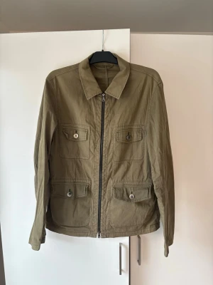 Oscar Jacobson overshirt herr M - Jättefin militärgröns Oscar Jacobson skjortjacka i storlek M säljes. Sjukt schysst perfekt nu till hösten som overshirt och passar till allt. Inga hål eller fläckar i mycket fint skick!