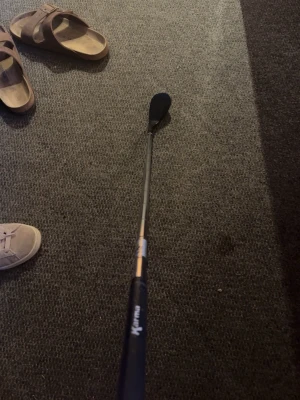  wedge 56 - Golfklubba av typen wedge med 56 grader, den kan färga av på bollarna men det händer inte så ofta.