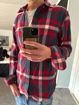 Hollister skjorta  - Fin och stilren hollisterskjorta i bra skick! Storlek S men passar även M!