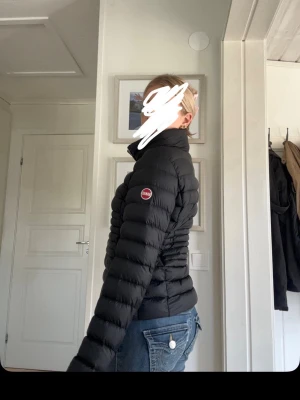 Colmar jacka - Snygg svart dunjacka från Colmar. Köpte den förra vintern men har inte använt den någon gång då jag inte haft tillfälle. Den är tät och håller dig varm men ändå inte stor och osmidig. Den är hög i kragen så du inte fryser om nacken.