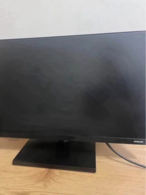 Svart Samsung datorskärm - Stilren svart datorskärm från Samsung med rektangulär form och tunn ram. Skärmen står på en stabil, fyrkantig fot och har en slimmad design som passar perfekt på skrivbordet. Perfekt för gaming, studier eller jobb. Modell 