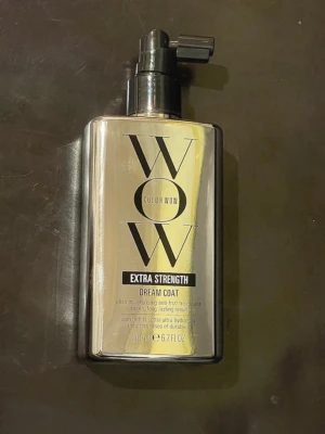 Color Wow Dream Coat Extra Strength - Säljer en helt ny oöppnad/oanvänd Color Wow Dream Coat Extra Strength 200 ml. Ett fuktgivande anti-frizz spray för håret. Perfekt för att få glansigt, slätt hår som står emot fukt och håller länge.