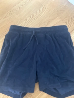 Shorts  - Mörkblå shorts från Race Marine i mjuk frotté med snörning i midjan. Perfekta för lata sommardagar eller efter stranden. Klassisk och enkel design med relaxed fit och elastisk midja.