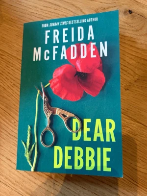 Dear Debbie av Freida McFadden - Säljer denna populära booktok bok. Boken är läst men i fint skick utan skador eller defekter. Boken är på engelska. Nypris 150kr. Pris kan självklart diskuteras vid snabb affär. Bundles går att köpa! Kolla gärna in min profil för fler böcker och tveka inte på att höra av dig vid frågor!💕