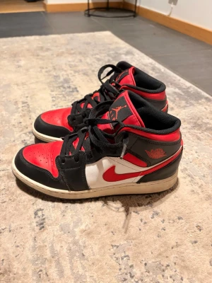 Air Jordan 1 Mid White Black & Red - Ganska använda men inte jätte slitna, en tvätt och lite kärlek får de att se bra ut igen. Äkta med skanningsbar QR-kod. Behöver rensa skohyllan. 