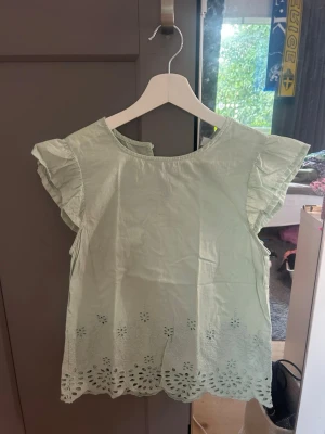Ljusgrön blus med volangärmar - Säljer en jättefin ljusgrön blus, inga defekter och inte använd många gånger💕