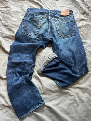 Levis 501 original selvege  - Säljer dessa feta 501 original jeans från levis. Byxorna är selvege som syns på banden som sitter inuti. Byxorna är använda men i ett skick som liknar det nya. Storleken är w31 L30 skriv vid minsta lilla frågan. Pris kan diskuteras vid snabb affär