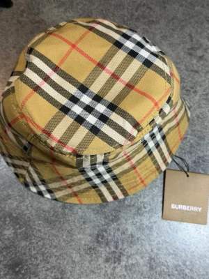 Burberry bucket hat  - Jag säljer den har hat om du vill köpa kom till DM for mer info 