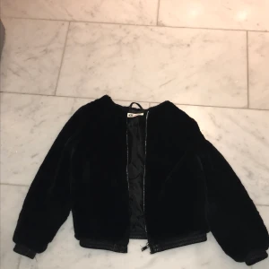 H&M strl 134. - Jag säljer en supersnygg jacka som inte är använd så mycket. Jag säljer också en snygg byxdress som inte heller är använd så ofta🥰 Buda privat😚