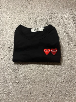 Cdg t-shirt - Säljer nu denna t shirt från comme des garçons. Storlek S. Passar ca 170-178. Använd ett fåtal gånger och bra skick. Skriv vid frågor!