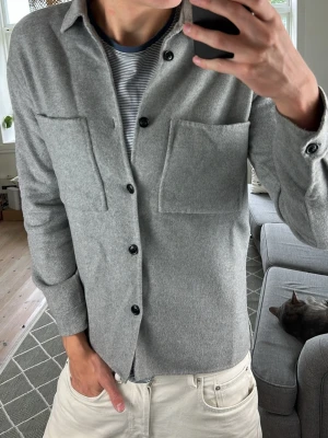 Stickad Overshirt Grå - Super snygg och trendig perfekt i alla tillfällen! Mått: A:50 B:46 C:50 D:65 (cm) Skriv vid fundering! 😇🙌