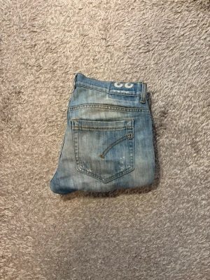 Dondup George  - Säljer nu dessa Dondup George jeans. Mått ca 39,5 cm och 100 cm. Jeansen är i bra skick och storleken W32. Modellen är skinny fit. (Gamla Dondup modellen) Skriv vid frågor!