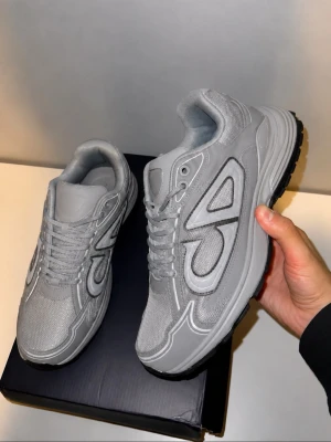 Gråa sneakers med reflexer  - Säljer min b30 skor med reflexer. Hör av sig för fler bilder och pris diskuteras 
