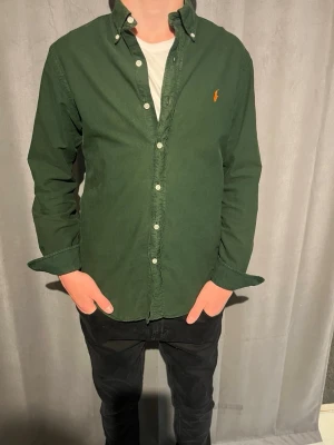 Ralph lauren skjorta - Ralph lauren skjorta! - Model slim fit! - storlek S! -skick 8/10! - pris 299kr nypris cirka 1499kr! Hör av er vid minsta lilla fråga eller fundering!