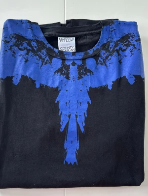 Marcelon Burlon - T-shirt  - Marcelo Burlon - T-shirt . Storlek M. Pris 400