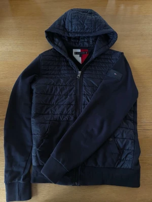 Tommy hilfigher cardigan jacka - Otroligt fin Tommy hilfigher cardigan som både är varm och snygg. Inga defekter skick 10/10 perfekt nu inför hösten!