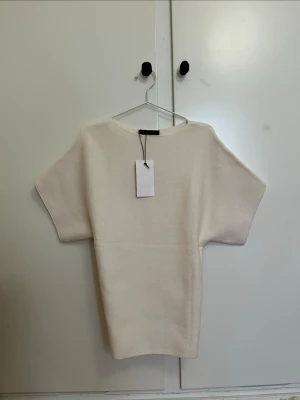 Åtsittande mjuk tröja  - Åtsittande mjuk beige tröja från Zara. Helt ny med prislapp, aldrig använd. Gammal kollektion, strl S. 