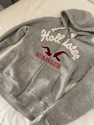 Hollister hoodie - Köpte den från nån annan här på Plick men den satt inte så bra så jag säljer vidare! Hon som jag köpte den från sa att den var i L men det finns ingen lapp, passar mig dock som har xs/s! 💓