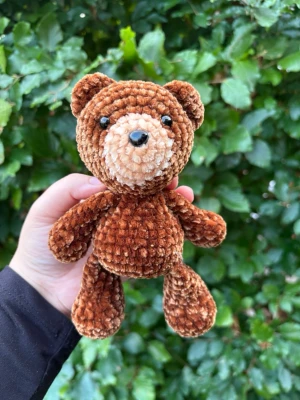 Virkad brun nallebjörn i plysch - Söt nallebjörn i mjuk, brun plysch med ljusare nos och svarta plastögon. Perfekt som gosedjur eller dekoration. Den har rund form, små öron och en gullig liten svans. Lätt att ta med och kramvänlig storlek. Rekommenderar inte till småbarn eftersom säkerhetsögonen utgör en kvävningsrisk!