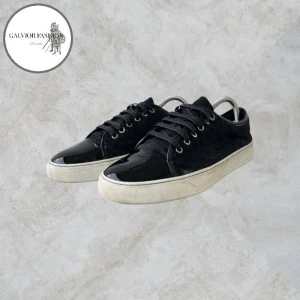 Svarta lanvin med glans strorlek 6 - Lanvin skor i storlek 6 (motsvarar ca 40–41, eftersom Lanvins är stora i storlek). Skick 7/10 mockan är lite slapp, sulan har lite smutsfläckar och cap toen har någon enstaka små repor men i övrigt fint skick, skorna har en fantastisk helhetsintryck men helt nya snören. Endast skorna ingår, ingen og.                       Nypris cirka 4 000–6 000 kr | Vårt pris 1999kr. Alla följare får rabatt, så följ! 26-002