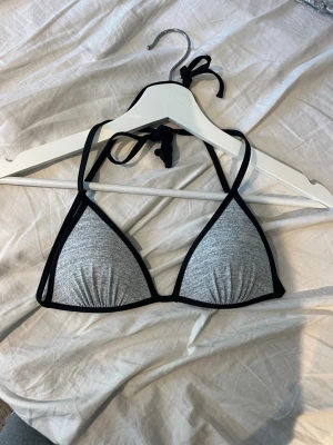 Bikini  - Bikinitopp från Hm i fint skick med lätt push up. Storlek 34/Xs