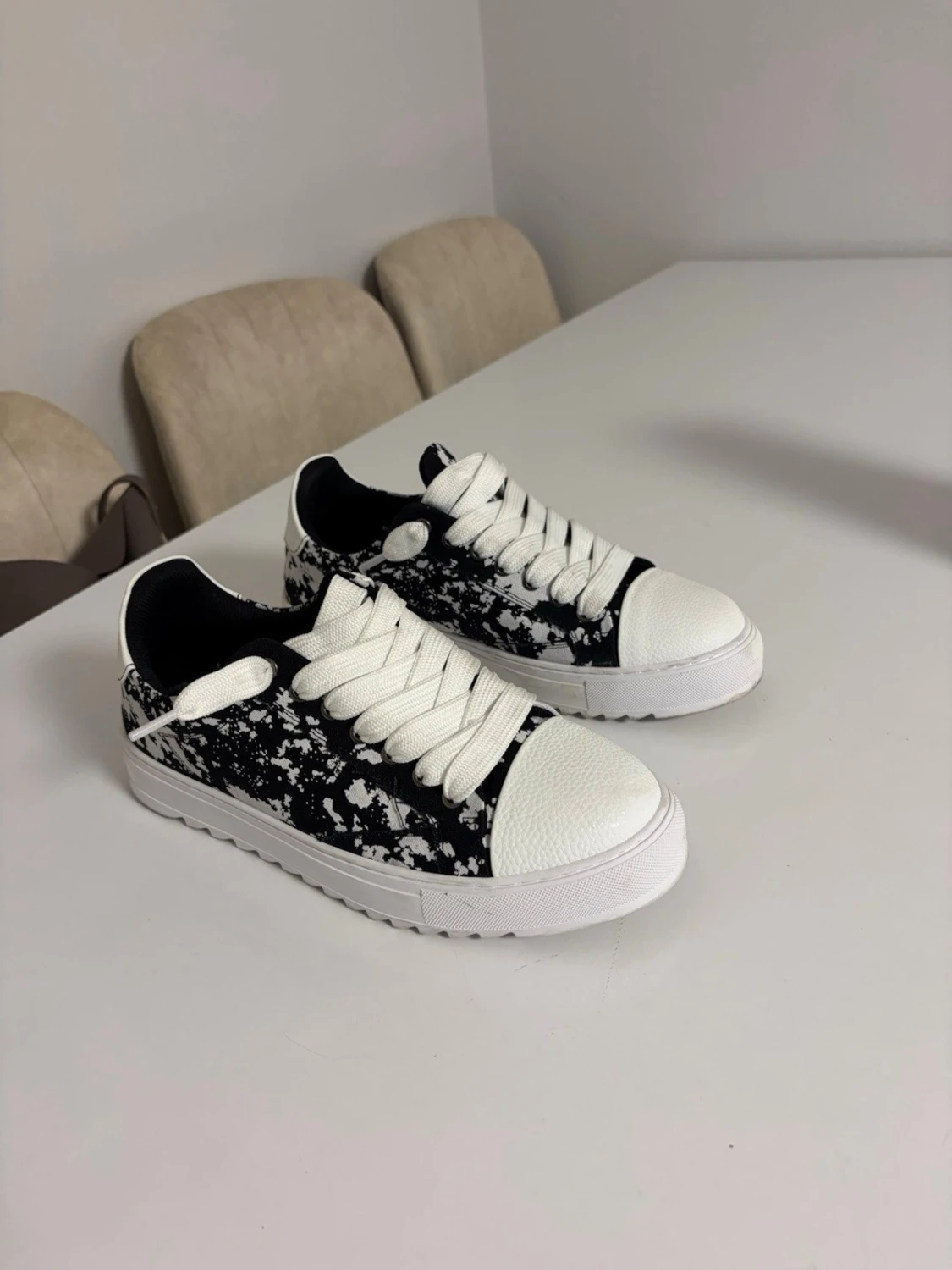 Svarta och vita sneakers med mönster - 1