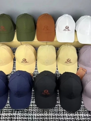 Vit keps med broderad logga - Snygg vit keps från Loro Piana med broderad logga och text framtill i brunt. Klassisk böjd skärm och justerbar rem baktill. Tillverkad i ett mjukt tyg som ger en clean och stilren look. Perfekt accessoar för att lyfta din outfit. Dm mig för vilken av de du ska ha😊
