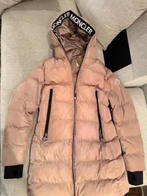 Moncler jackab - Storlek: M 