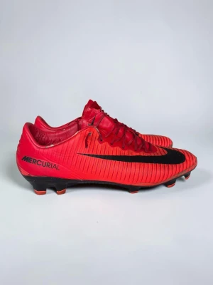 Nike mercurial XI - Storlek: 42  Klassisk rödskiftande färgställning (“University Red”) med diagonala linjemönster på ovanlägget och kontrasterande svart Nike-swoosh. ACC-teknik (All Conditions Control) för bra bollkontroll oavsett väder.  ✅ Bra skick ✅ Storlek 42 ✅ Äkta vara  Hör av dig vid frågor eller om du vill ha fler bilder! ⚽️📦