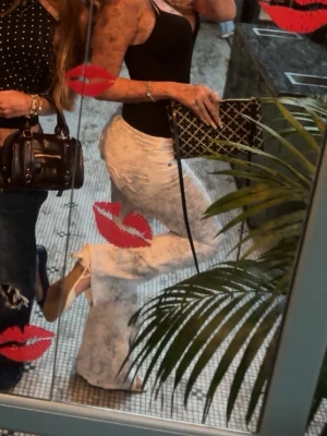 Vita låga  jeans - Säljer ett par vita jeans med utsvängda ben och hög midja. Jeansen har en snygg, figurnära passform upptill och är tillverkade i ett stretchigt material som ger en bekväm känsla. Perfekta för dig som vill ha en trendig och stilren look.