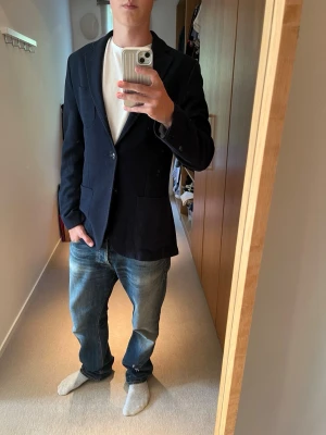 Massimo dutti kavaj - Tjena, säljer denna riktigt feta vardagskavajen från märket Massimo dutti. Kavajen är i väldigt fint skick, skulle säga 8,5/10. Stoleken är M, killen på bilden är 183 cm. Släng iväg ett dm för frågor! 📩🙌