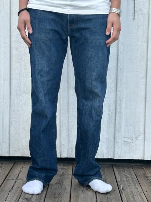 Mörkblå Levi’s 555 - Säljer ett par mörkblå levi’s 555 jeans med rak passform.