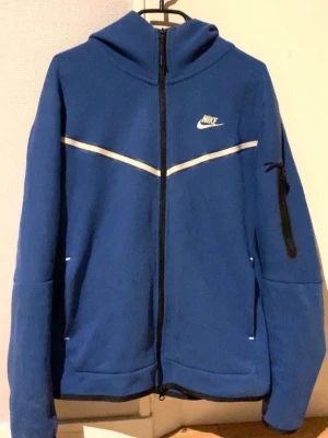 Nike tech kofta - Blå Nike tech kofta, i storlek M, säljs då den inte kommer till någon användning💙