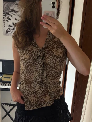 Leopardmönstrad blus - Säljer en snygg blus med leopardmönster då den inte kommer till användning längre💕
