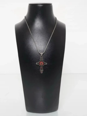 Vintage korshalsband med röd detalj - Vackert  halsband med ett korsformat hänge. 