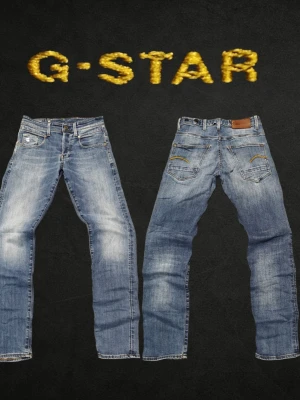 G-Star Raw Radar Straight Tapered W28/L34 ljusblå jeans - ❌ Passformsbilder skickas ej. Se mått!Säljer ett par klassiska blå jeans från G-Star med raka ben och slitna detaljer. Jeansen har fem fickor, ljus tvätt och snygga sömmar på bakfickorna. Perfekta för en avslappnad och trendig look.💬 Prisförslag välkomnas. 🚫 Rökfritt & djurfritt hem. 📦 Skickas inom 24 timmar. 😱 Smutsfläckar kan förekomma.