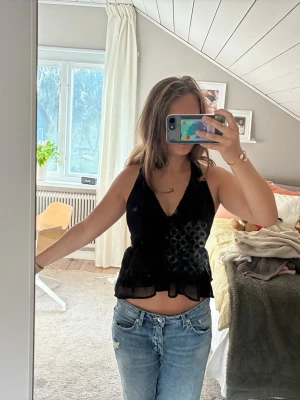 Svart fest topp - En väldigt fin topp med öppen rygg den är så fin och endas använd 2 gånger 💕