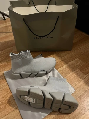Grå bal speed sneakers  - Säljer ett par grå Bal Speed Trainer sneakers med stickad ovandel i stretchigt material och chunky sula. Skorna har en sockliknande design. Perfekta för dig som gillar streetwear och vill ha något unikt på fötterna.