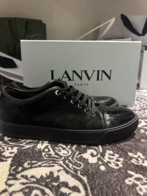 Svarta sneakers från Lanvin - Riktigt snygga lanvins i storlek 43. Väldigt bra skick och kan bli i ännu bättre om man rengör dom med ett mocka kit, bara jag som varit lat och inte gjort det. Box och påse tillkommer