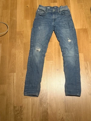 Jack n Jones jeans - Säljer ett par lite schysstare Jack n Jones jeans med slitningar. De är slimfit storlek 12y 152. 