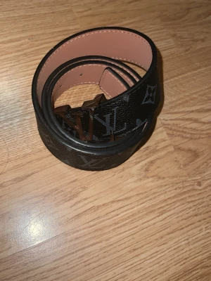 Svart bälte  - Svart bälte som passar till allt