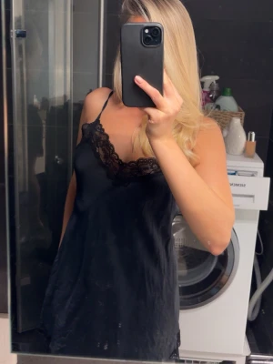 Nattlinne från Intimissimi  - Säljer detta superfina nattlinne från Intimissimi då det inte kommer till användning. Har använts en del så tyget är inte lika ”glansigt” som när den är ny, men den har ändå bevarats i fint skick. Nypris 800 kr 🩷