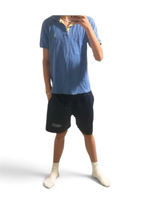 Ljusblå Ralph lauren pike - Säljer denna lite schysstare piké av märket Ralph lauren då den knappt kommit till användning då den varit för liten. Det står storlek L i den men skulle snarare säga att den sitter som storlek S. Tveka inte på att höra av dig vid frågor eller flera bilder. Pris går att diskutera vid snabb och smidig affär