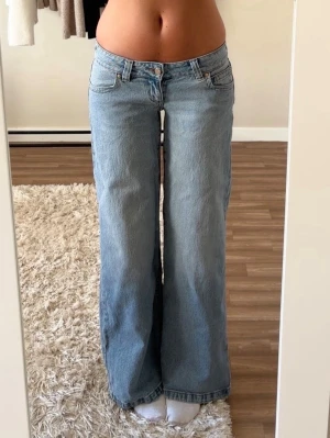 Lågmidjade abrand jeans - Ljusblåa lågmidjade Abrand jeans. Använda vid två tillfällen så som nya. Nypris 1 100kr + 300kr frakt. Storlek 27, sitter som S/M. Går ner till marken på mig som är 168cm. Säljer då jag har ett par till. Tryck gärna på köp nu. 