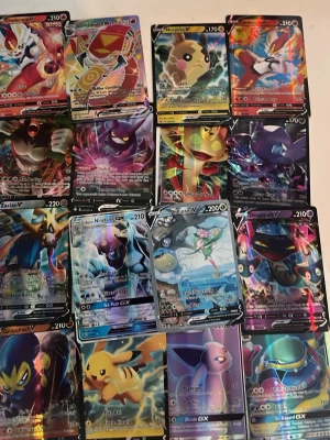 Samling Pokémonkort holografiska - Säljer en samling med 16 olika Pokémonkort, flera av dem är holografiska och har coola motiv. Bland korten finns populära Pokémon som Pikachu, Zacian, Dragapult och fler. Perfekt för dig som vill utöka din samling eller börja samla Pokémonkort.