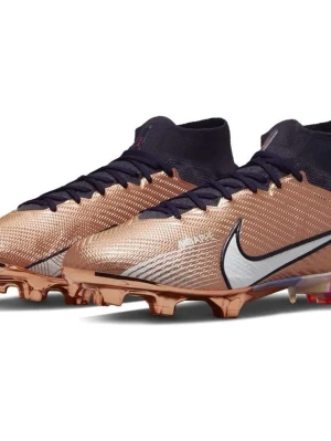 Nike Mercurial fotbollsskor koppar - Snygga Nike Mercurial fotbollsskor i metallic kopparfärg med svart strumpkrage och vita detaljer. Skorna har en låg vikt, snörning och en slitstark yttersula med dobbar för bra grepp på planen. Perfekta för dig som vill sticka ut på matchen. Skriv till mig för mer frågor och om ni vill ha bilder på dem, pris kan diskuteras 
