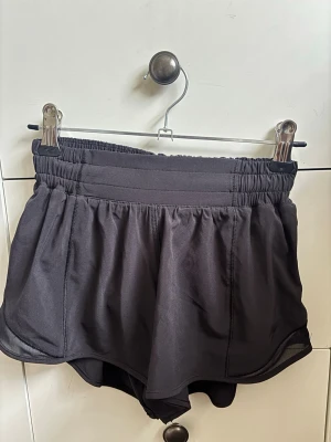 lululemon hotty hot shorts 2,5 - svarta lululemon träningshorts använda 1 gång