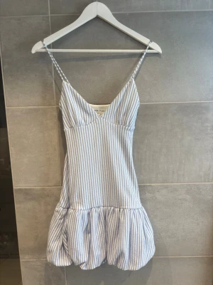 Bershka klänning - Så fin. Använt den en gång så den är så gott som ny💕säljs inte löngre