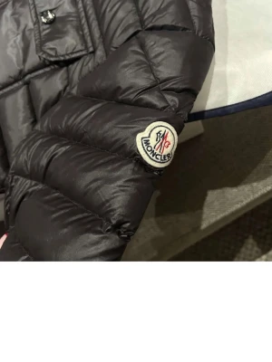 WTS!!  Moncler douret mörkblå. - Tjena måste tyvärr sälja min moncler jacka då jag behöver lägga fokus på annat än kläder  Jättesnygg höstjacka o inte för tunn  har påsen o allt som följer med  Skick: 8.5/10  Billigare vid snabbare affär  S/M  Mvh Izac