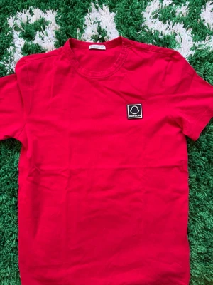 . Moncler stolek S pris 1700kr - En Moncler t shirt med box. Väldigt bra skick och köpt i Moncler butiken i Stockholm. Ny pris ca 3000 mitt pris 1700kr. 